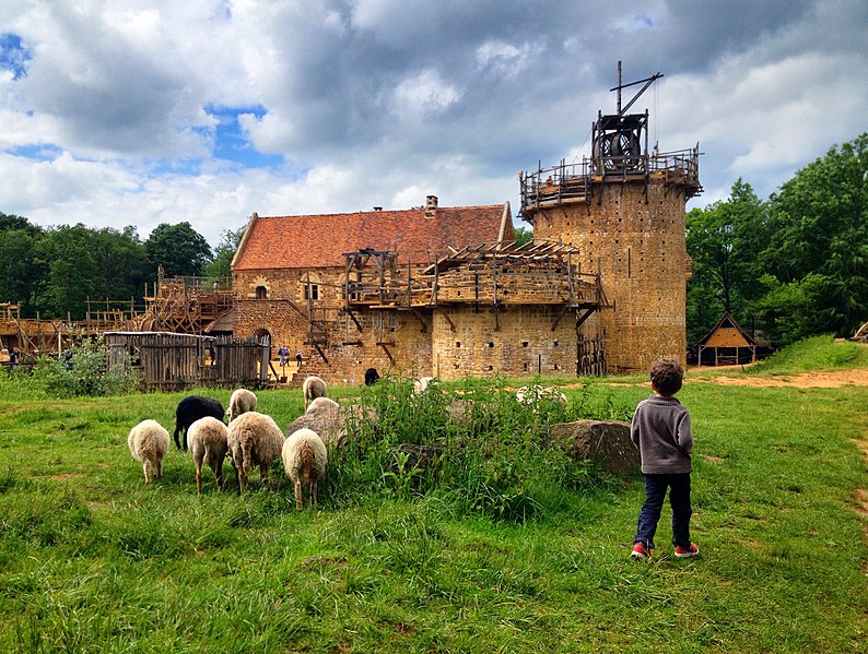 Château_du_Guédelon,_fin_mai_2014,_des_moutons,_un_enfant chateau de guedelon